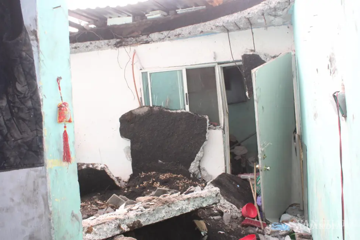 Colapsa techo de una casa en Piedras Negras; menor y adulto resultan lesionados