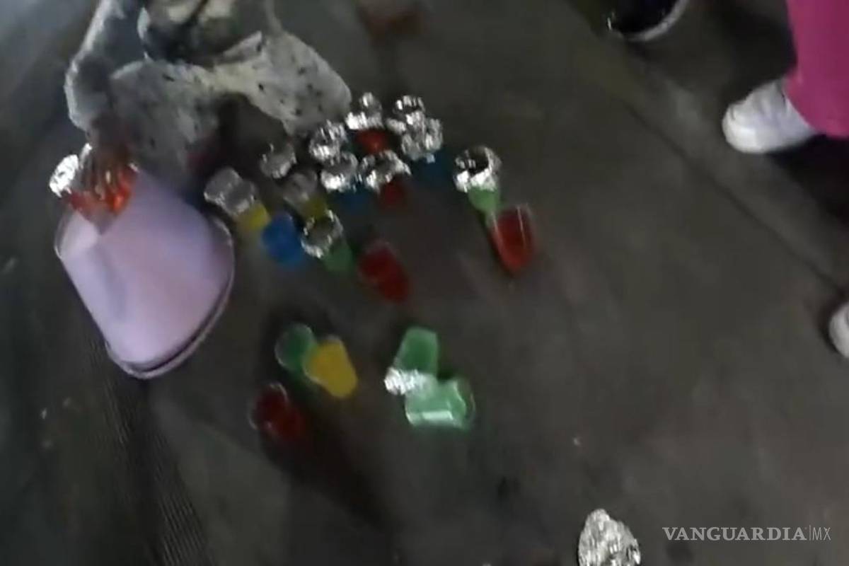 ¿Truco o necesidad?... Denuncian presunta ‘estafa’ de un niño vendedor de gelatinas en la estación Durango del Metrobús de la CDMX