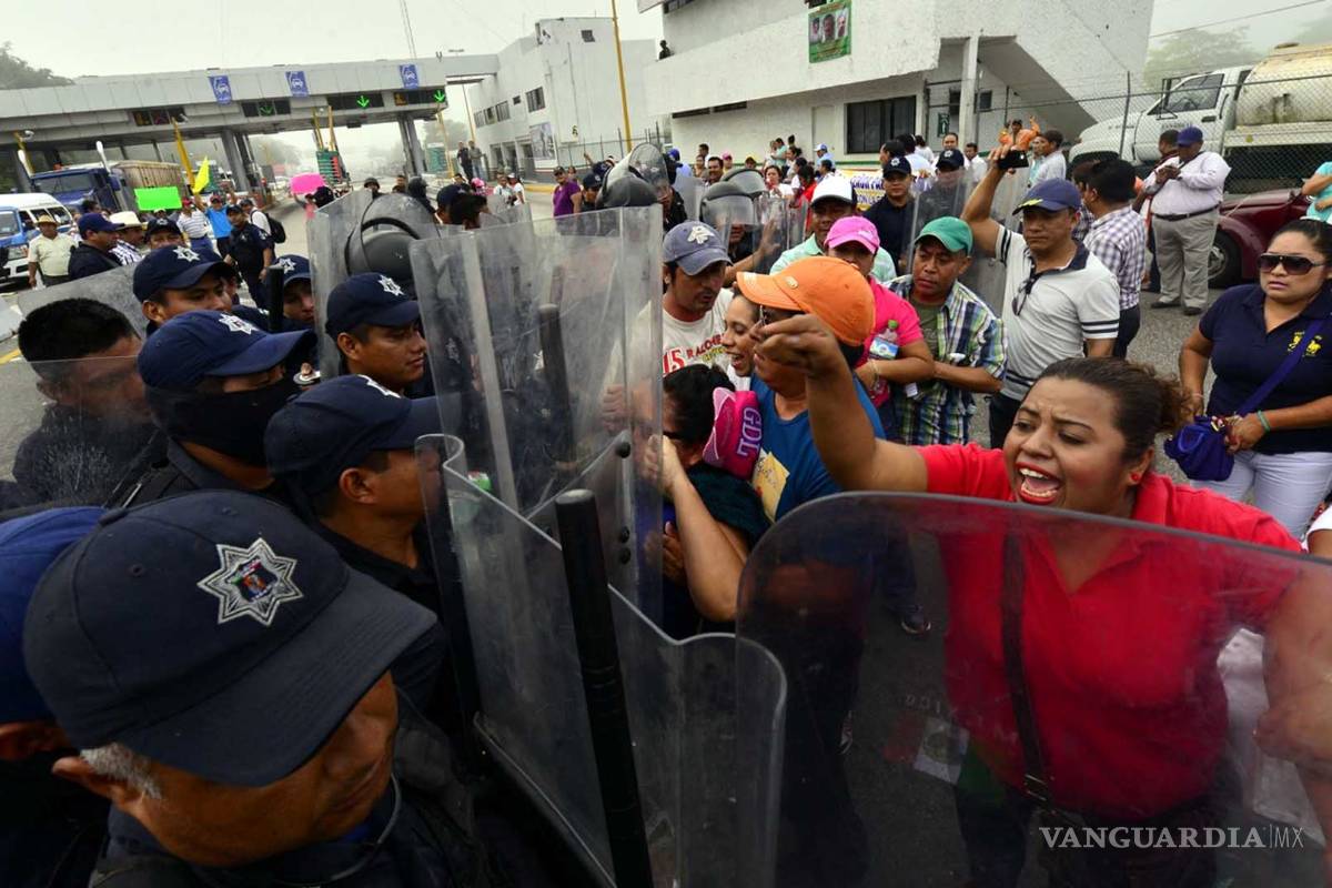 Granaderos se enfrentan con maestros de la CNTE en Tabasco
