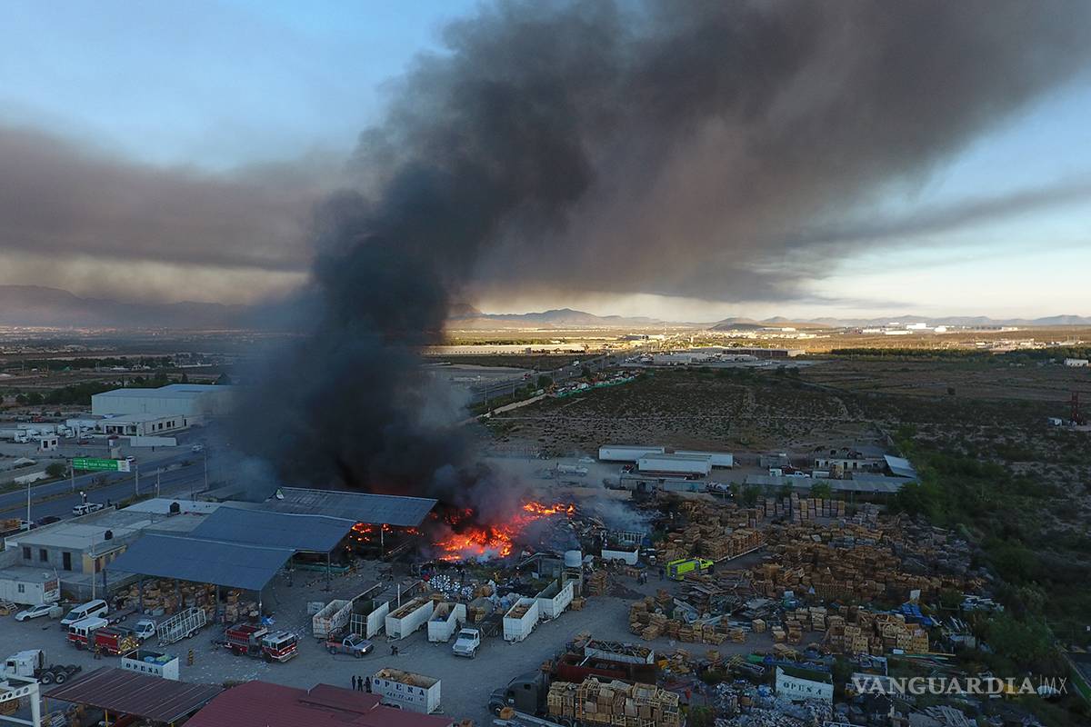 Incendio consume recicladora en Arteaga, Coahuila (Fotos)