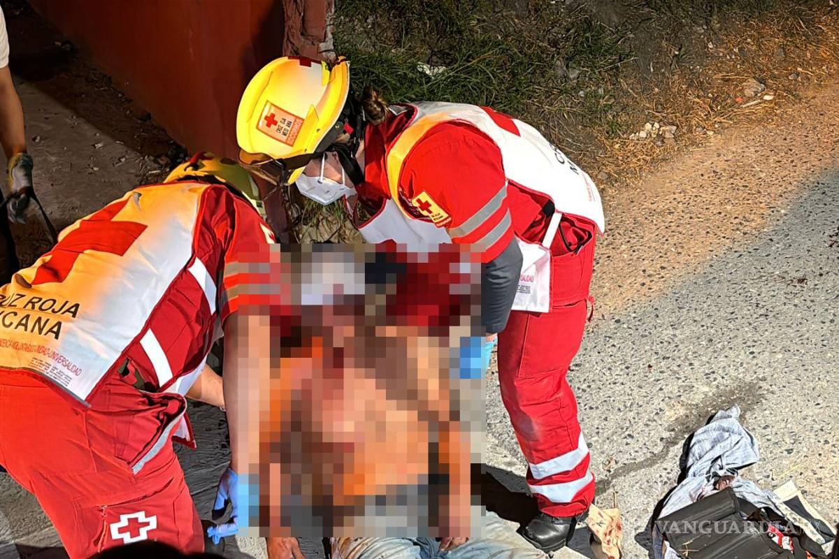 Saltillo: hombre ebrio sufre fuerte golpe en la cabeza tras caerse en la banqueta