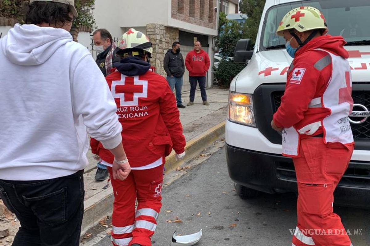 Auto choca con barda en la colonia República de Saltillo