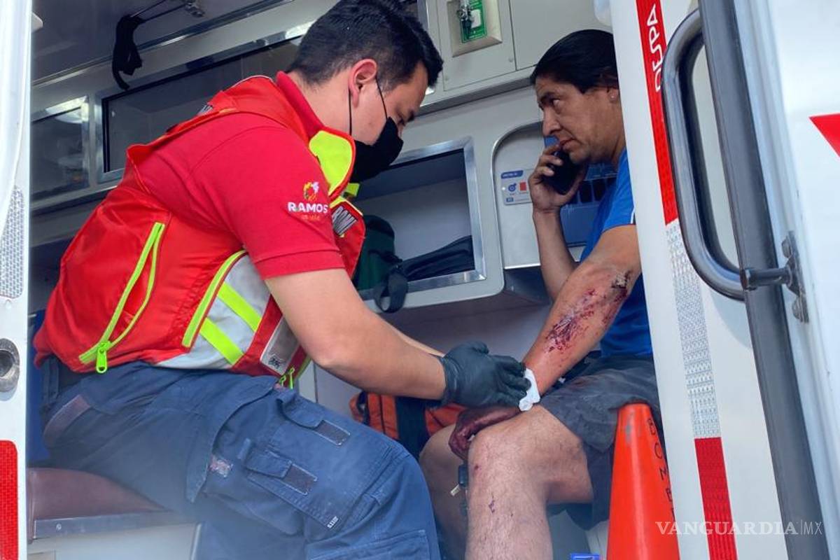 Conductor se vuelca y sale de la carretera antes de llegar a Saltillo