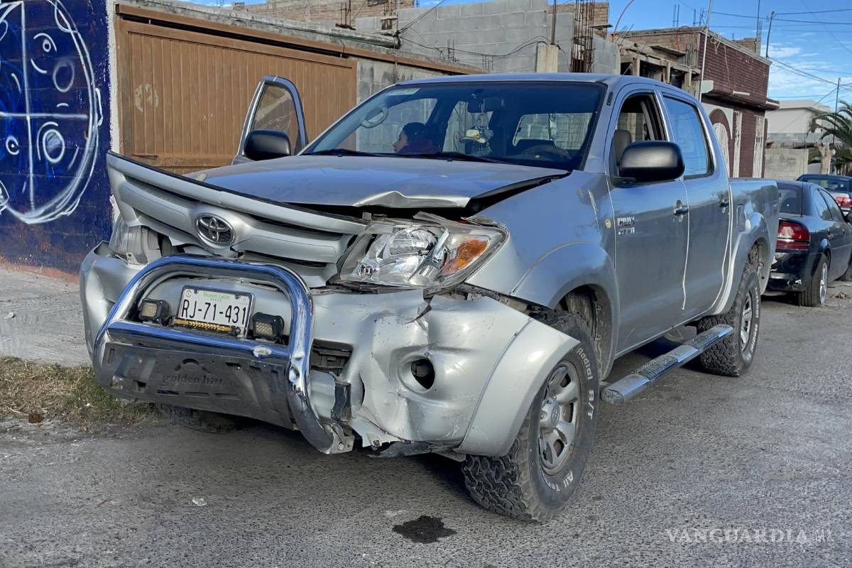 Mujer no respeta alto y provoca accidente, al oriente de Saltillo