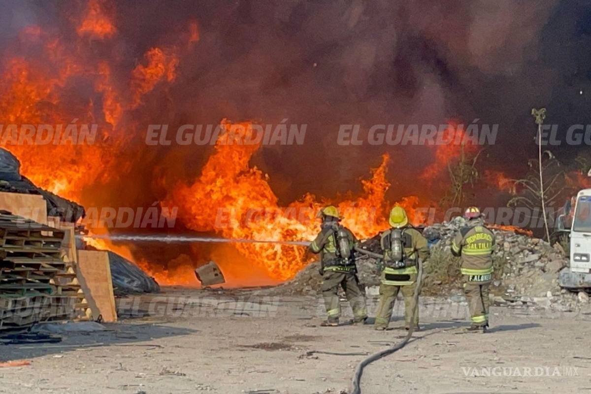 Otra recicladora arde en Saltillo; fuego se propaga por el cartón y madera consumidos