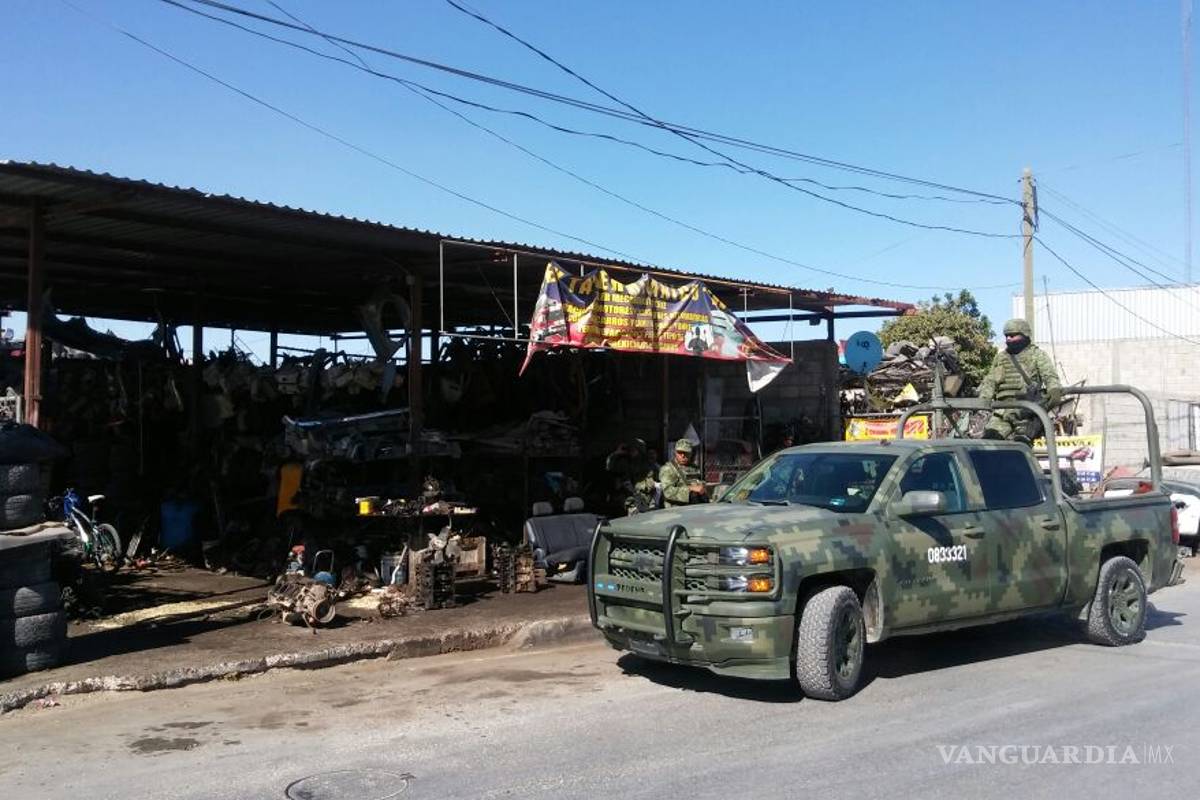 Inspectores, policías y soldados revisan yonkes en Torreón