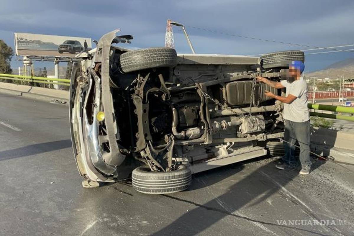 $!La camioneta volcada fue retirada por las autoridades para restablecer la circulación en el bulevar Venustiano Carranza.