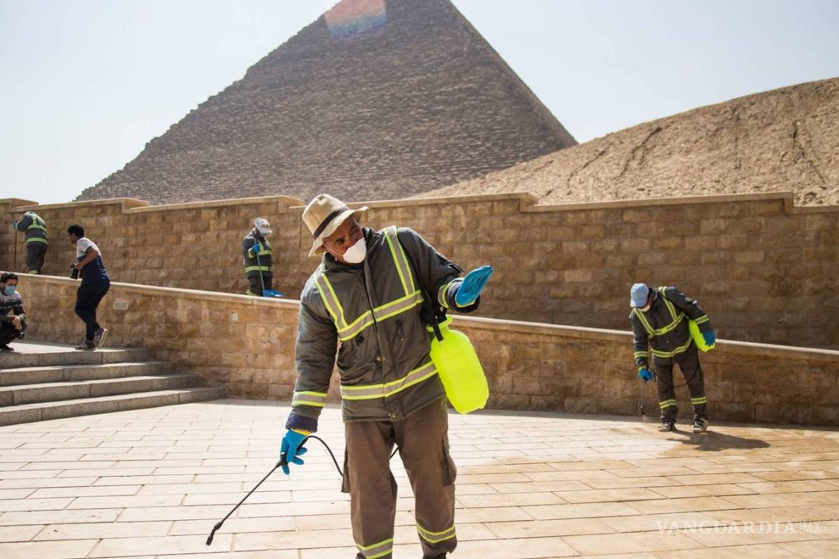 Por pandemia desinfectan las pirámides de Egipto y la esfinge