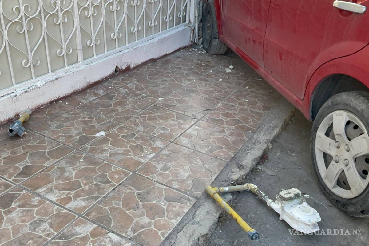 Camioneta impacta autos de manera intencional en el centro de Saltillo; origina fuga de gas (videos)