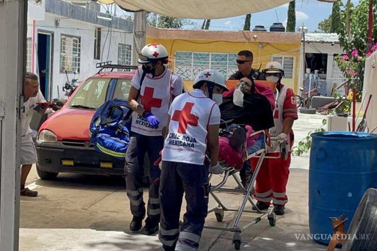 $!Víctor Manuel, de 28 años, fue llevado en ambulancia al Hospital General después de haber sido herido en el cuello por un arma blanca.