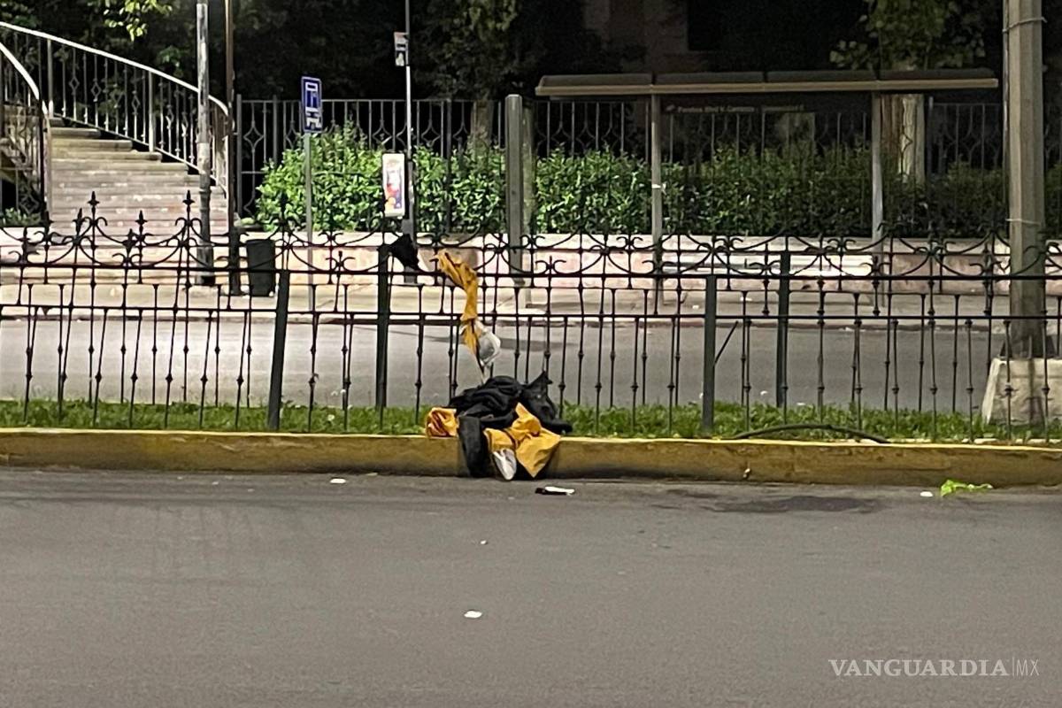 Motociclista se debate entre la vida y la muerte tras aparatoso accidente en Saltillo