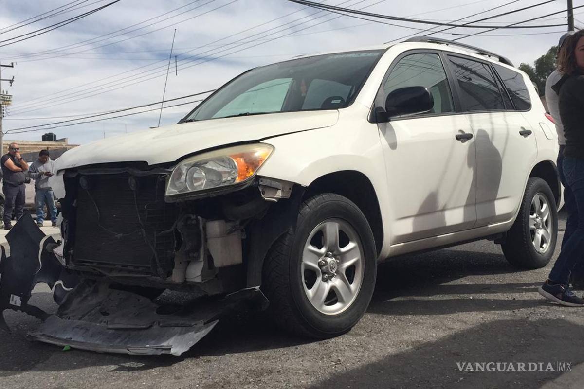 $!Joven conductor se pasa alto y ocasiona volcadura en Saltillo