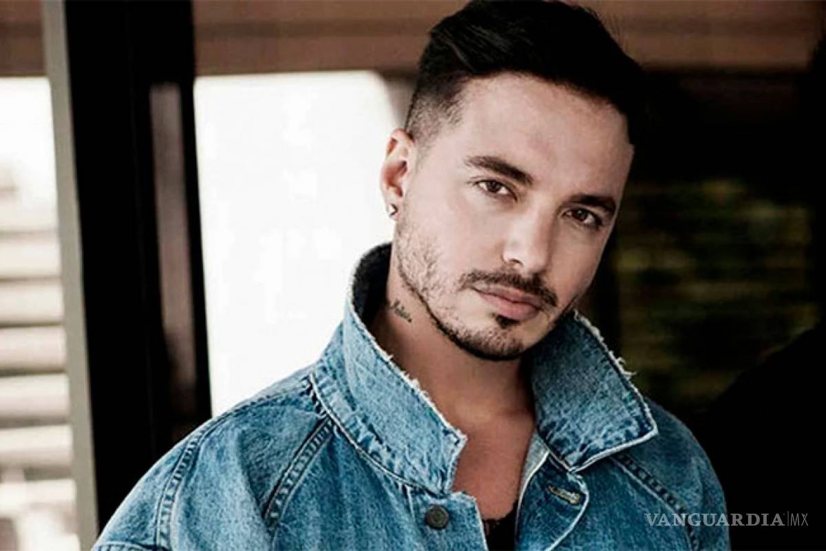 J Balvin sorprende a fans mostrando abdominales y tatuajes