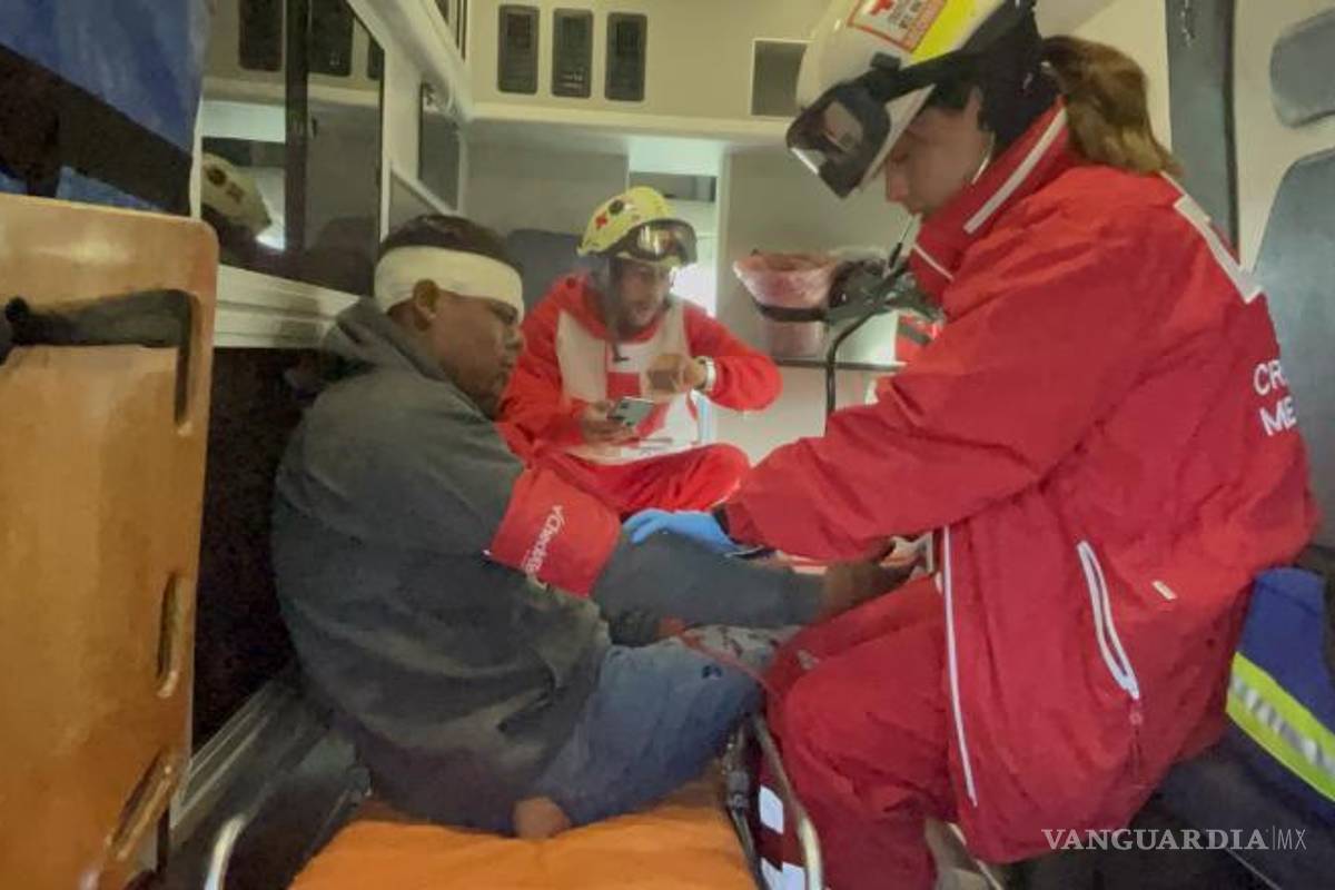 $!Familiares de la conductora dialogaron con los jóvenes lesionados para persuadirlos de no ser trasladados en ambulancia, comprometiéndose a cubrir los gastos médicos.