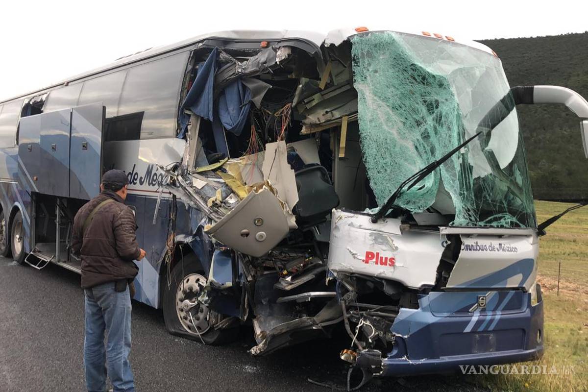 Accidente en carretera a Saltillo deja 36 lesionados, todos pasajeros de camión