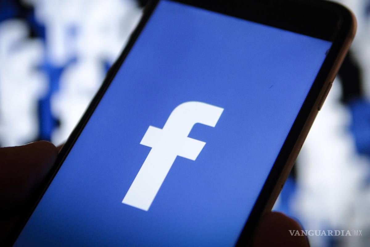 Facebook continúa restableciendo su servicio, pero pierde dos de sus ejecutivos