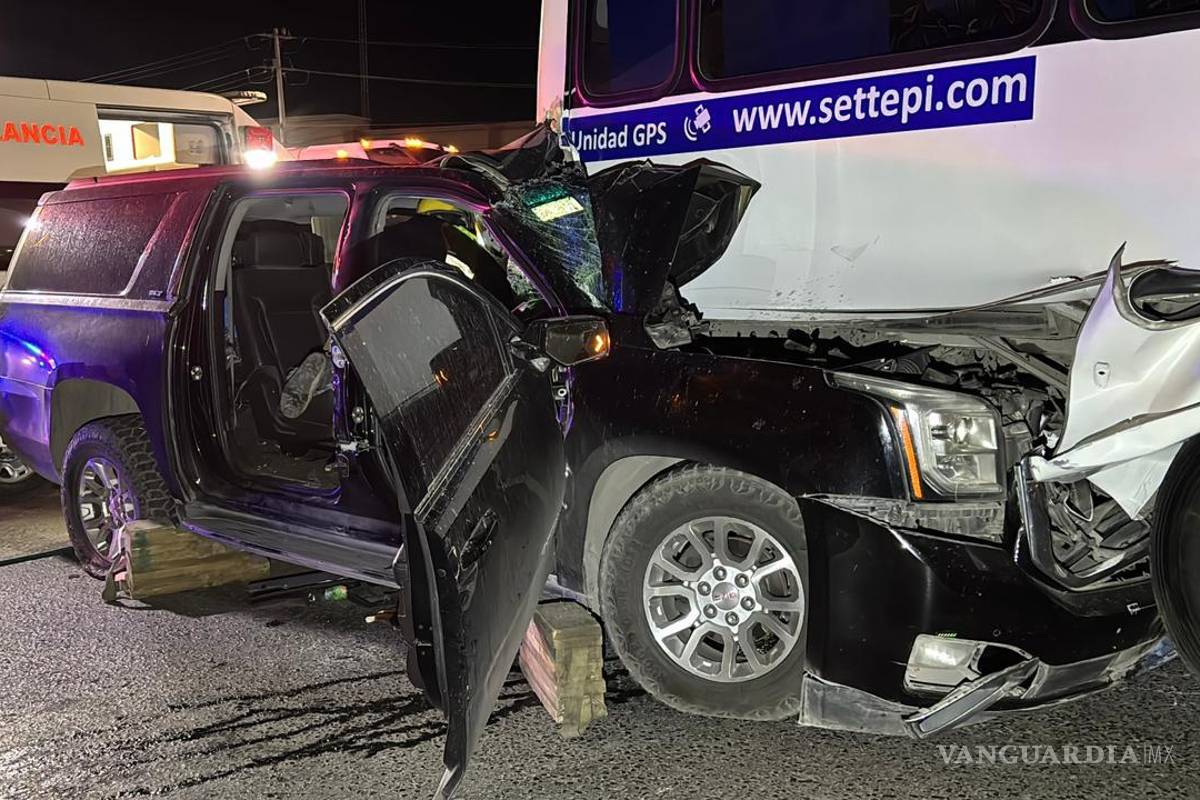 Saltillo: ebrio conductor termina prensado al impactarse contra transporte de personal