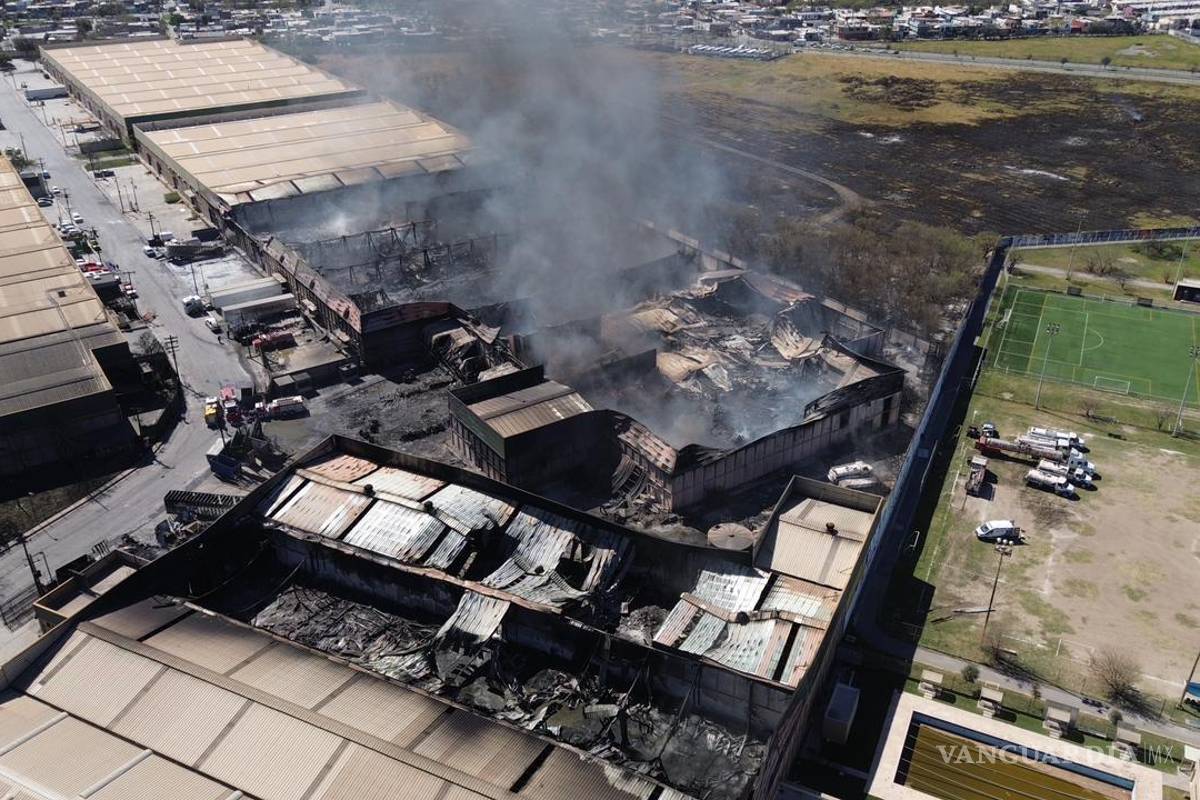 Liquidan en un 90% incendio en recicladora de plástico y cartón en Nuevo León