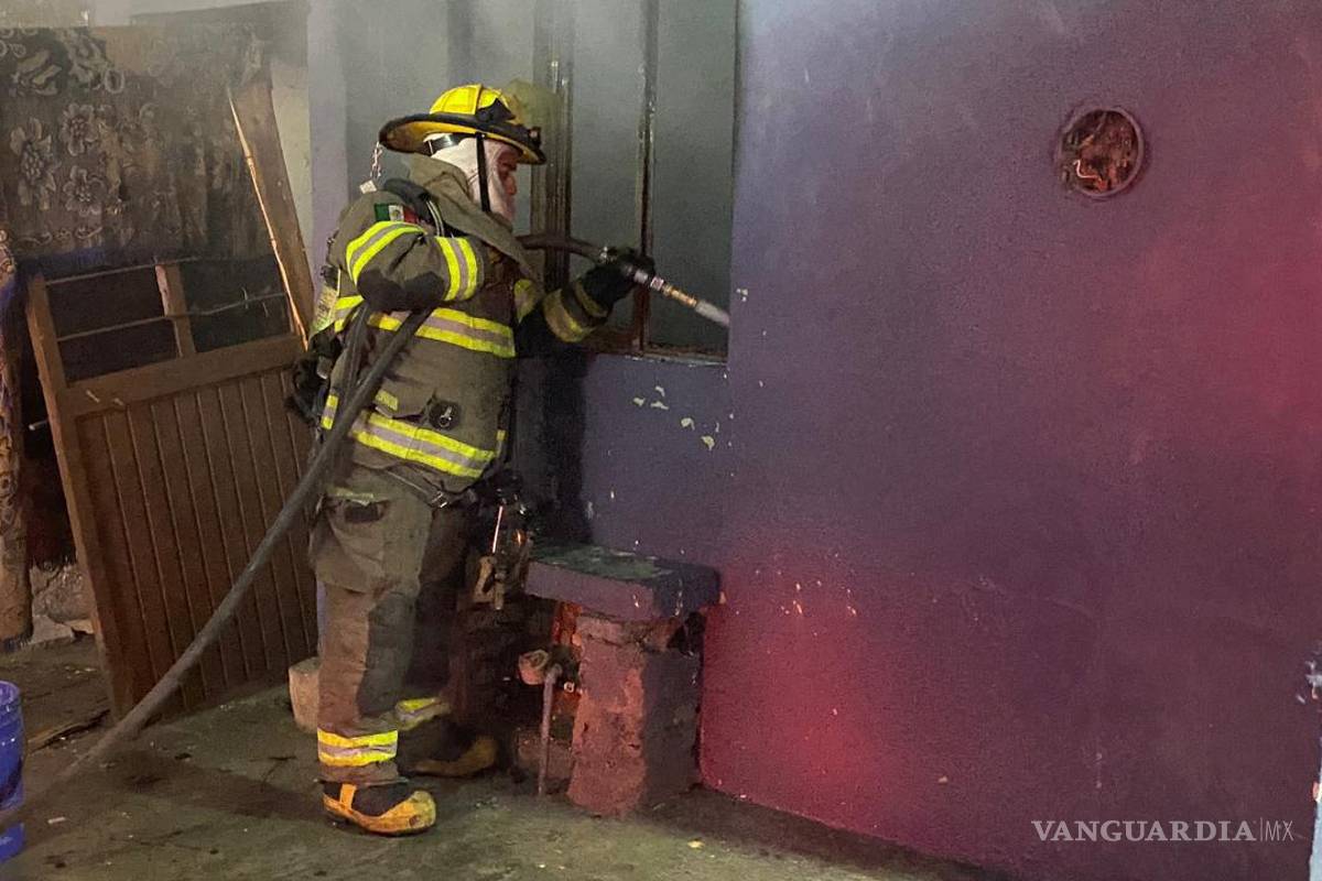$!Bomberos extinguieron el fuego en las dos viviendas, evitando que las llamas se propagaran.