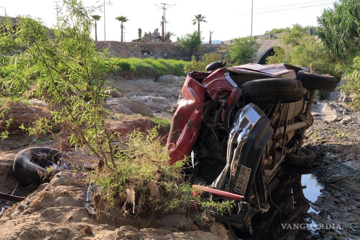 $!Chocan camioneta y la mandan al arroyo en Ramos Arizpe