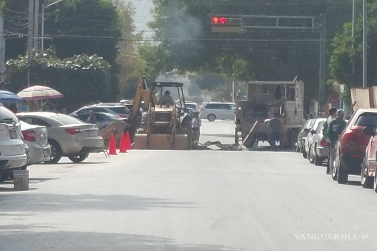 Cierran calle por introducción de tubería del Simas Torreón
