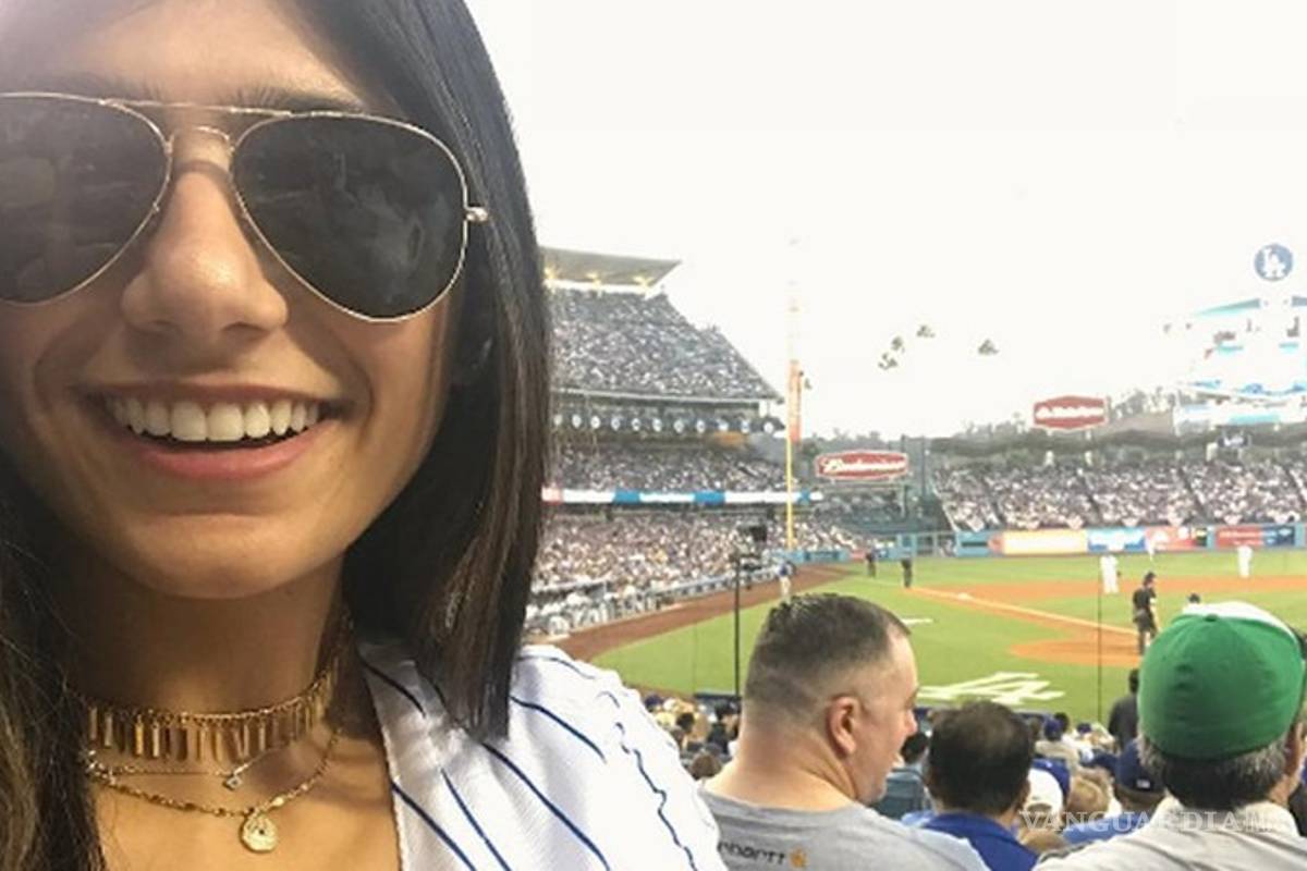 Mia Khalifa es expulsada de un estadio por agredir a un admirador