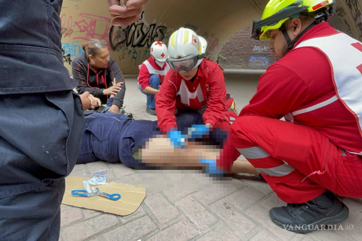 Sigue indicaciones erróneas y cae cuatro metros en Saltillo; sufre fractura de fémur