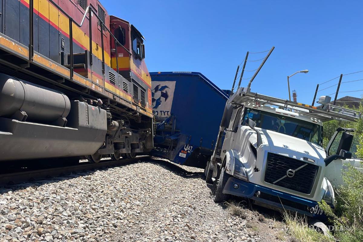 ‘Nodriza’ intenta cruzar las vías y tren lo impacta; conductor resulta lesionado