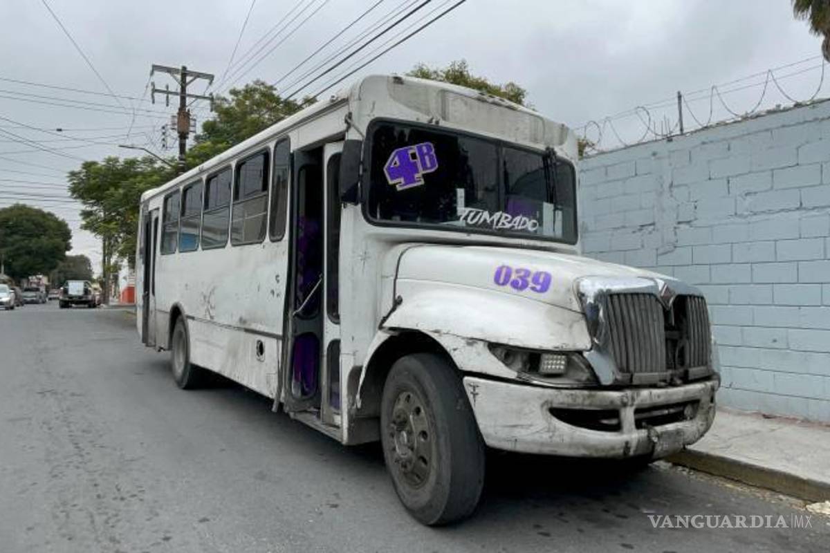 $!Agentes de tránsito municipal realizaron el retiro de los vehículos para restablecer la circulación.