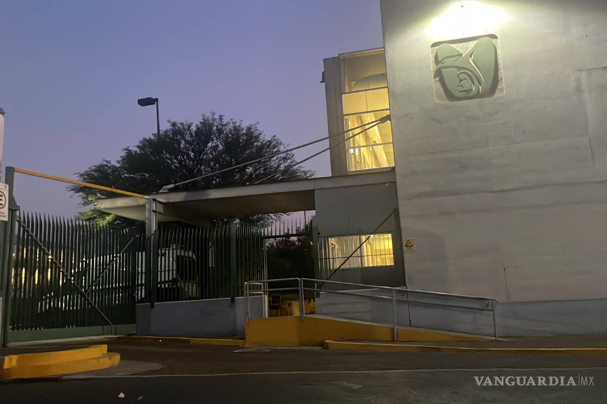 Trozo de concreto se desprende del techo del IMSS en Saltillo y lesiona a adulta mayor en sala de espera