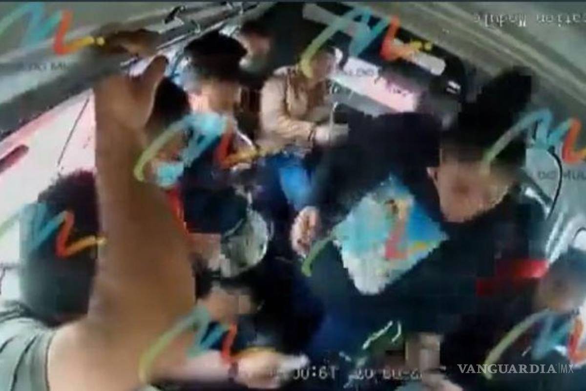 Dos mujeres asaltaron a pasajeros de una combi en Ecatepec (video)