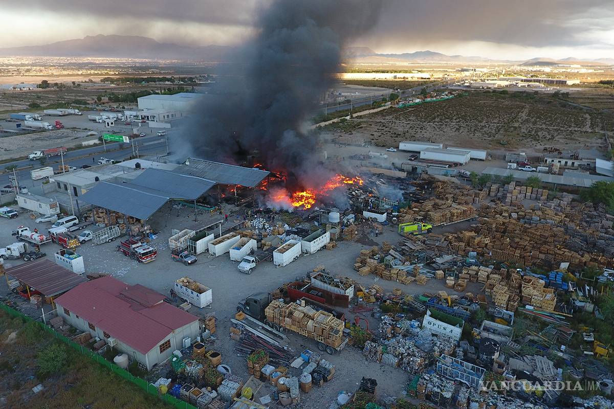 $!Incendio consume recicladora en Arteaga, Coahuila (Fotos)