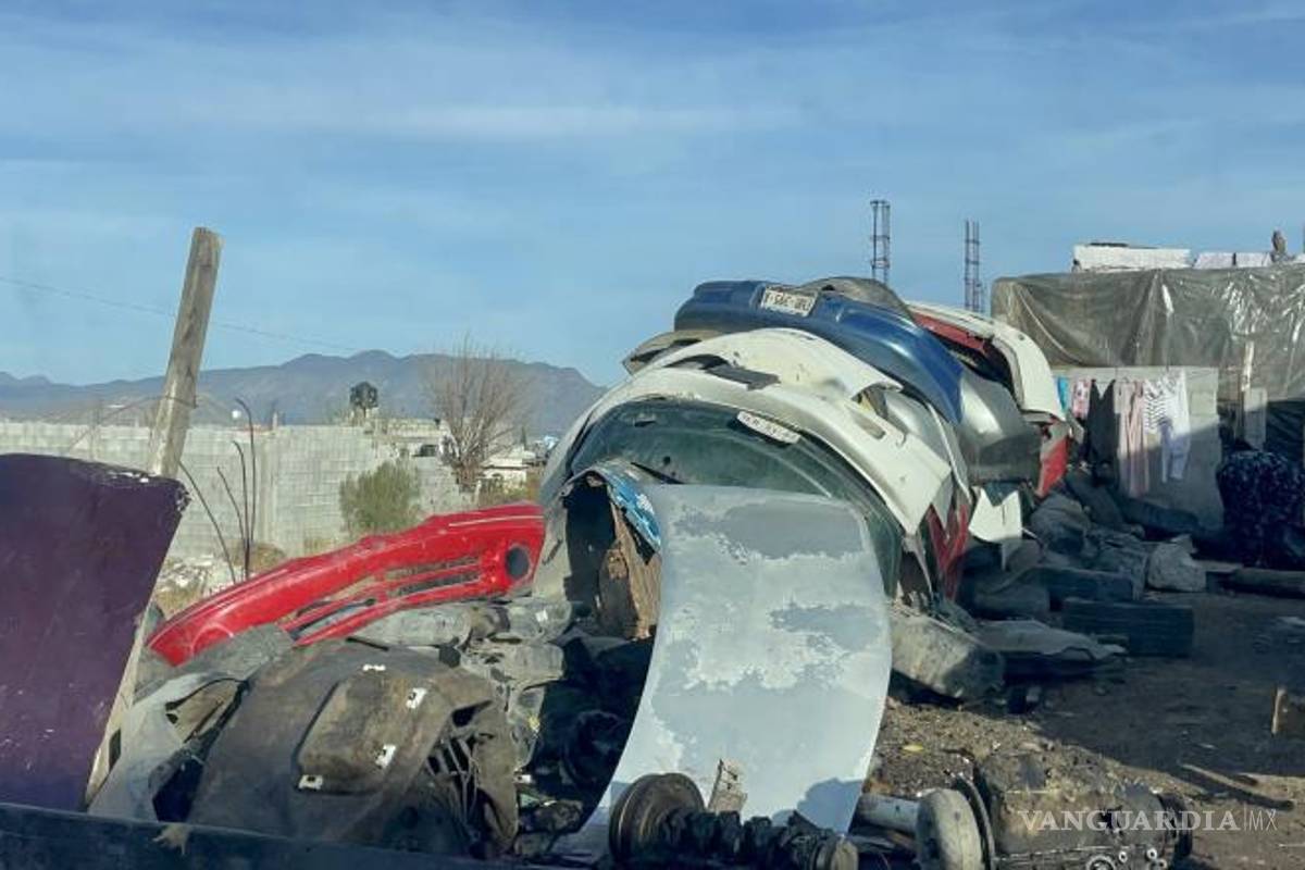 $!Los vecinos señalaron que las autopartes que no sirven son quemadas con frecuencia en el arroyo, sin intervención de autoridades.