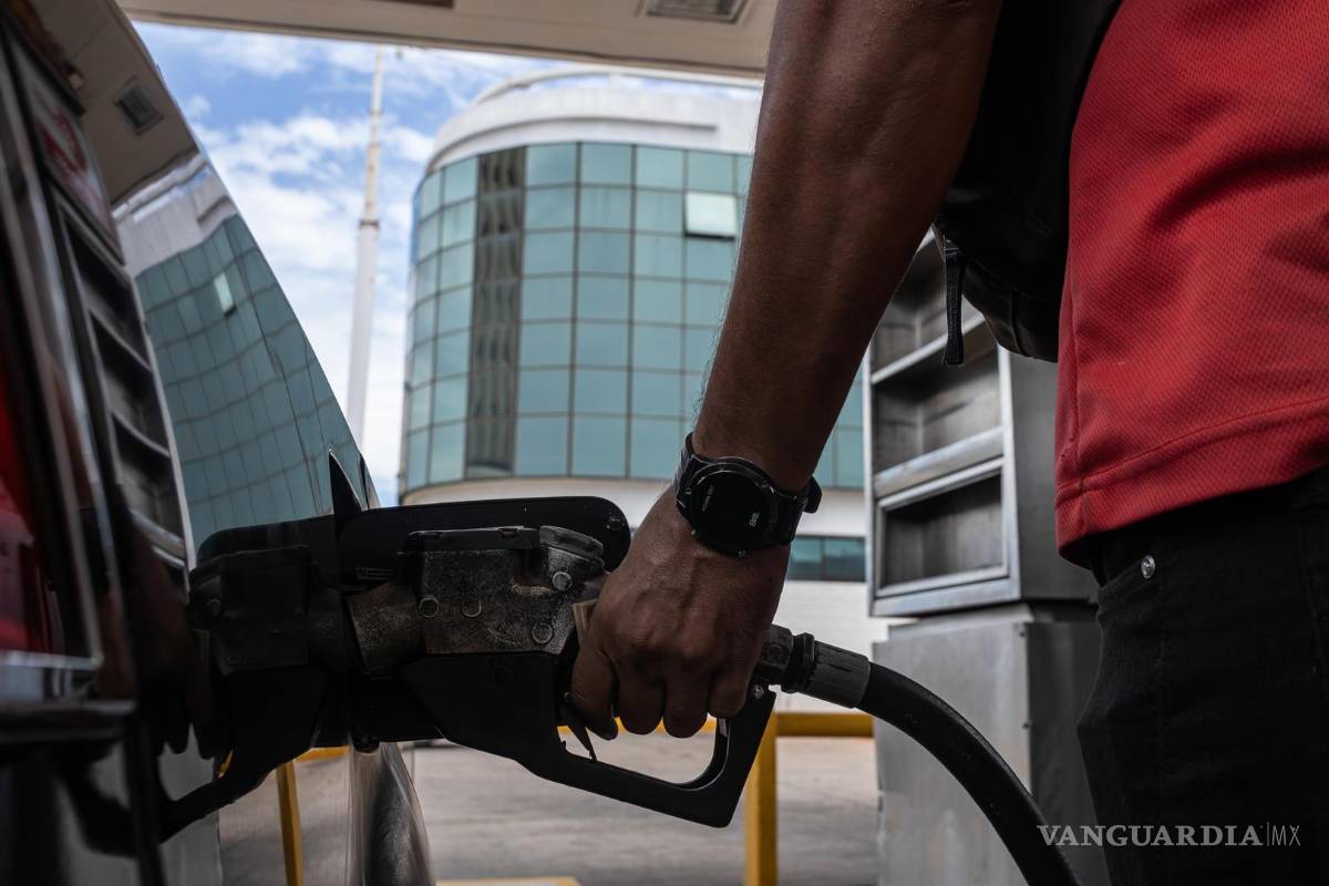 $!Un trabajador carga combustible en un vehículo en una estación de servicio de gasolina en Maracaibo, Venezuela)