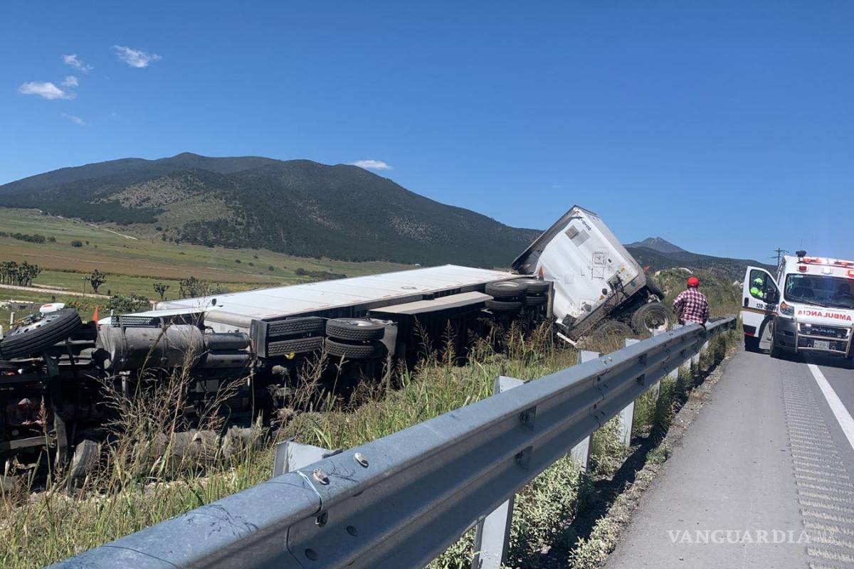 Trailero volcó en la 57, sale ileso