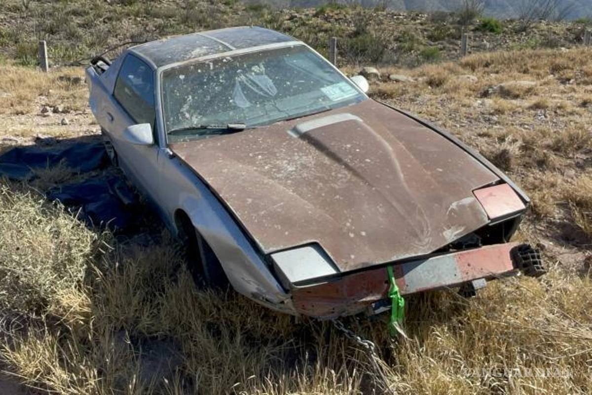 $!Los ocupantes del vehículo resultaron ilesos, pero el incidente provocó tráfico vehicular en la zona.