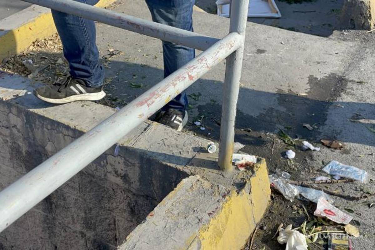 $!El barandal metálico quedó arrancado tras el paso del remolque que se desprendió del Jeep Wrangler.