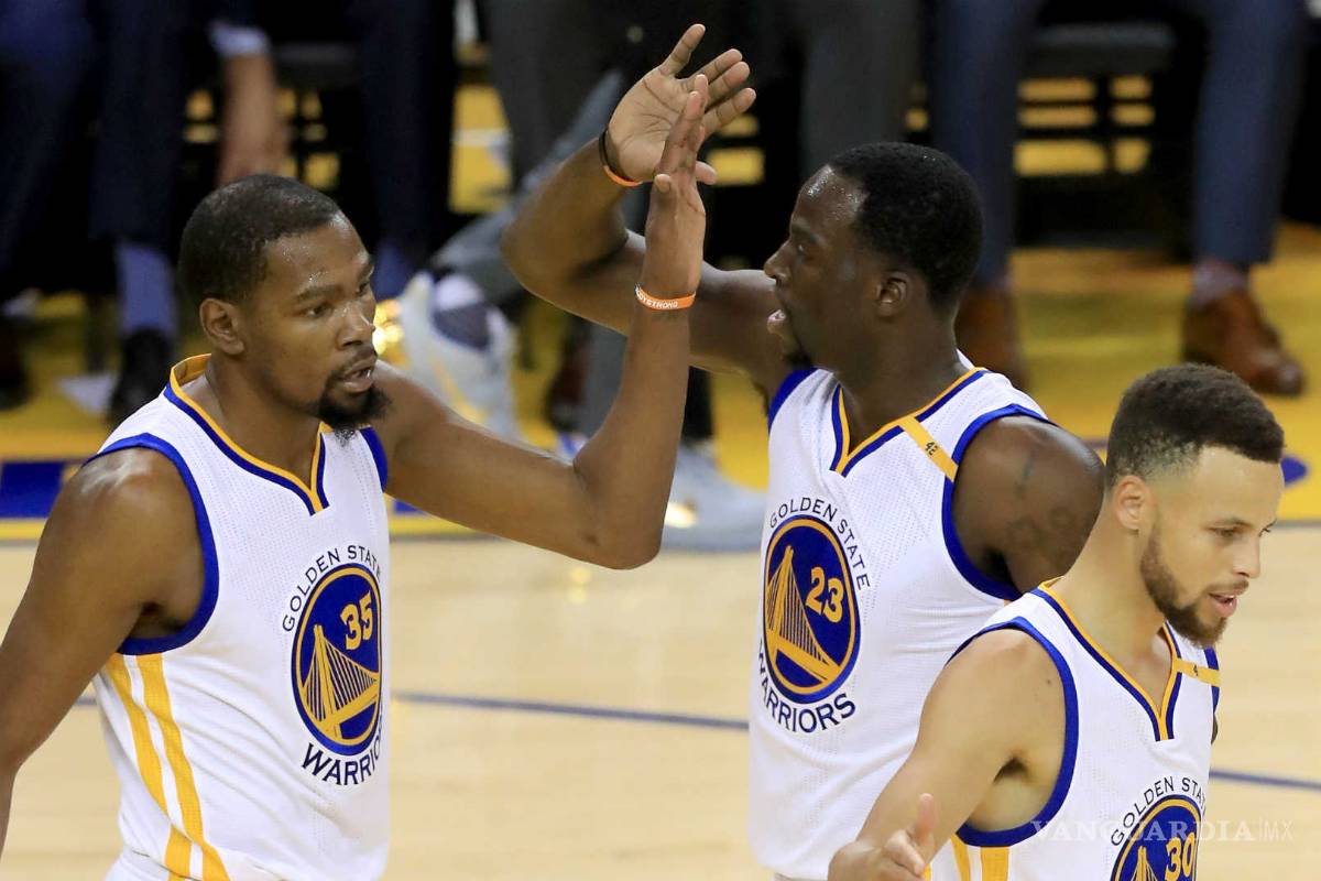 $!Multan a Stephen Curry, Draymond Green y Kevin Durant por irse en contra del arbitraje