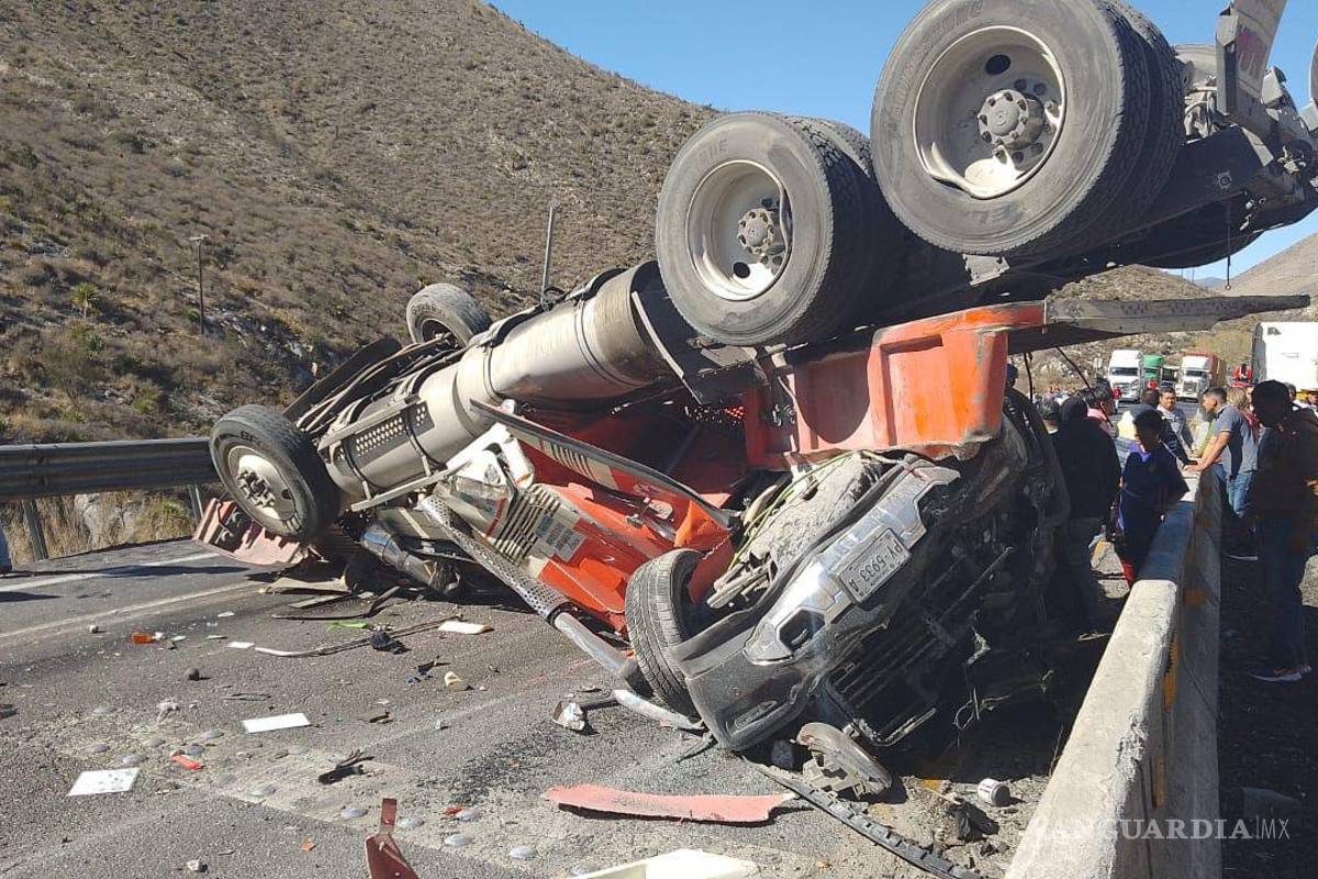 Tráiler ‘en contra’ en Los Chorros impacta 7 vehículos y termina volcado