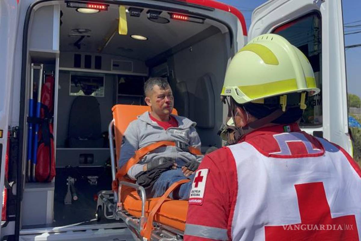 $!El repartidor de DiDi Turbo fue trasladado al Hospital General con posibles fracturas en ambas muñecas.