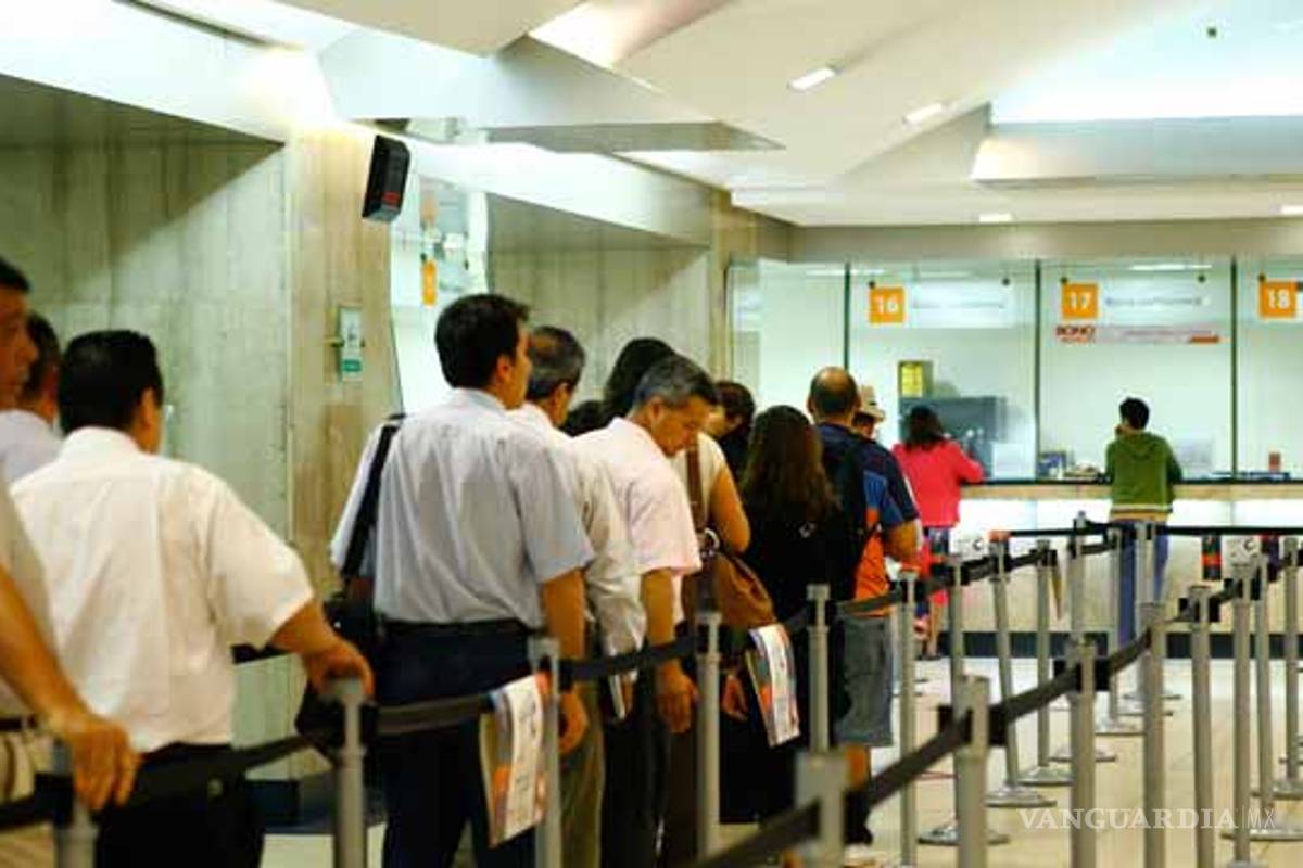 Falso que bancos saquen 'fotomultas' por uso de celular; mensaje de Whatsapp crea polémica