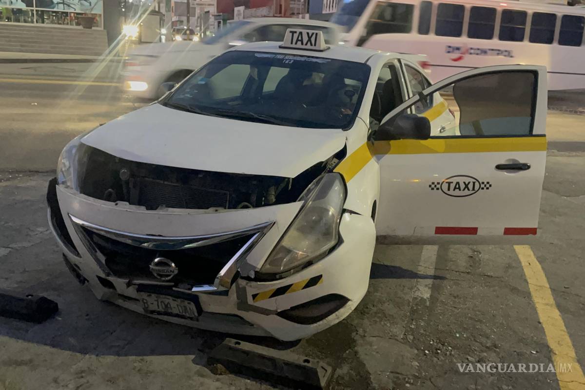 Choca taxista al intentar escapar de otro accidente en el centro de Saltillo