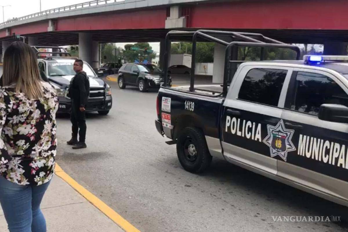 $!Pelea con novio y salta de camioneta