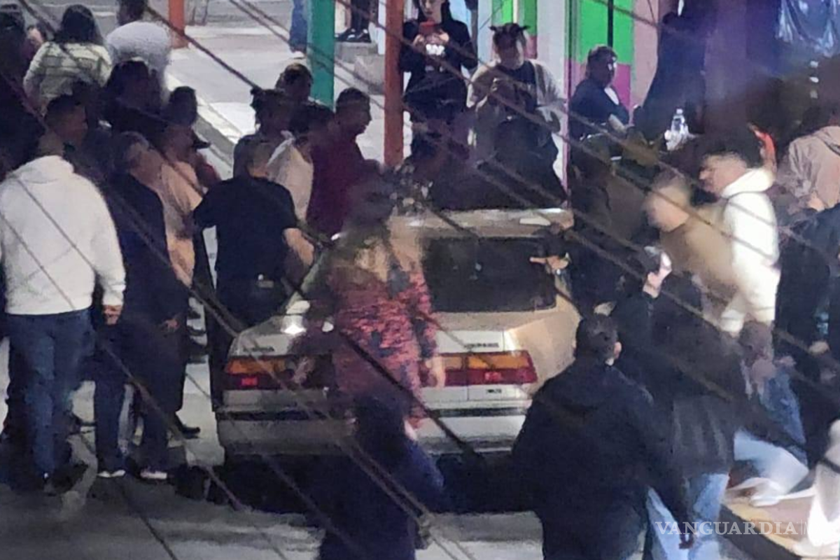 Vehículo irrumpe en desfile de Día de Muertos en Moroleón y embiste a espectadores; hay cinco lesionados