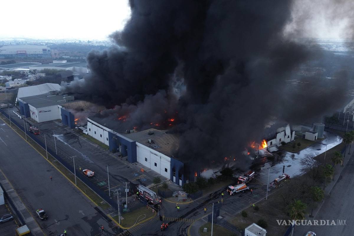 Evacuan a 102 personas por incendio en fábrica en Nuevo León