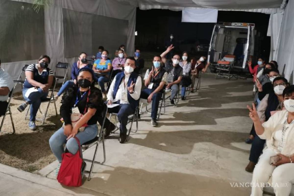 En Oaxaca vacunan a burócratas y "cuates" antes que a médicos, denuncian