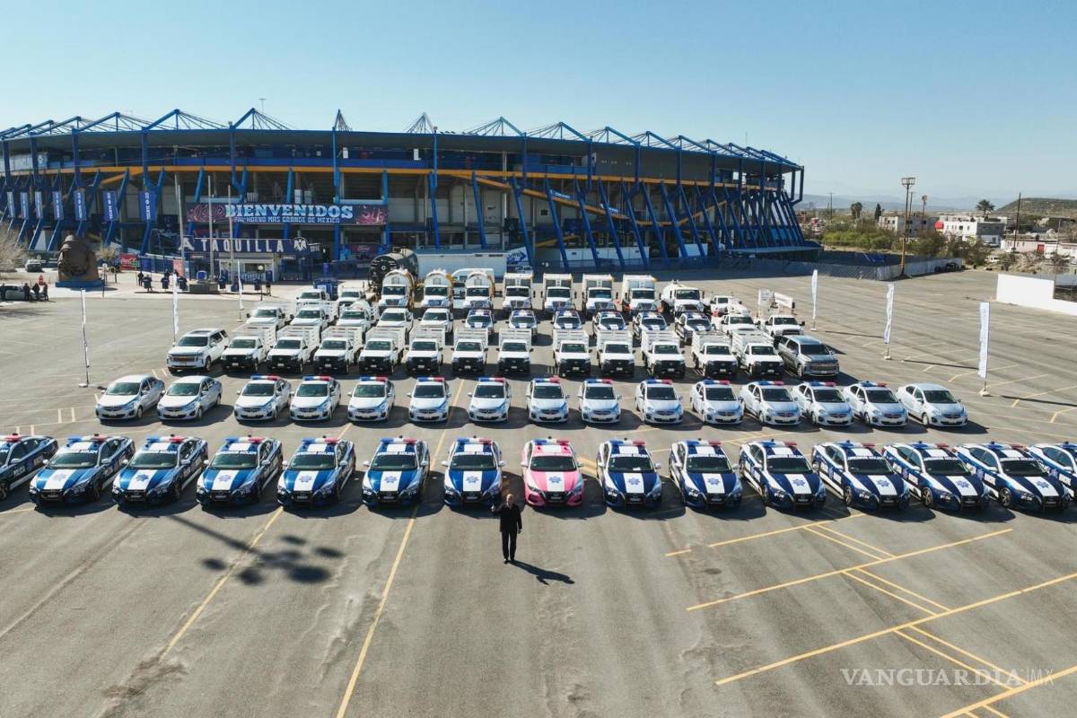 Alcalde de Monclova pasa revista al parque vehicular en estadio de Acereros