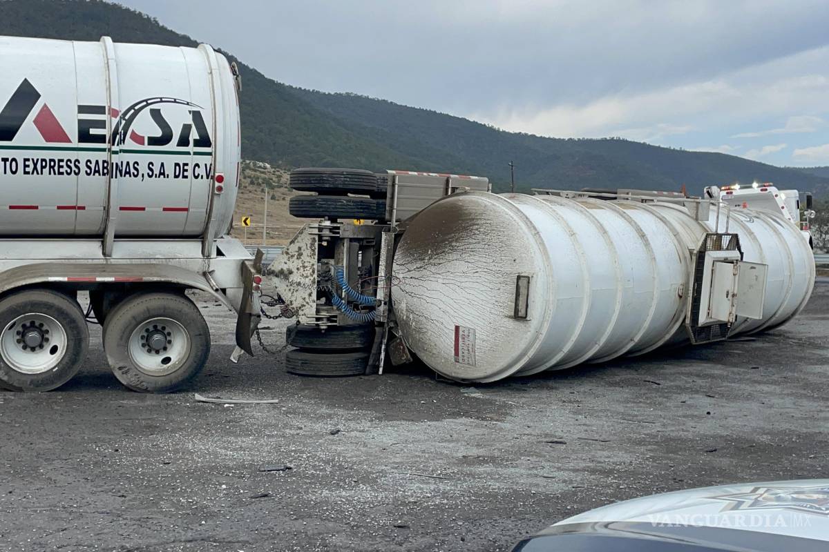 Se atraviesa auto y vuelca segunda pipa de tráiler en Arteaga; no hubo heridos