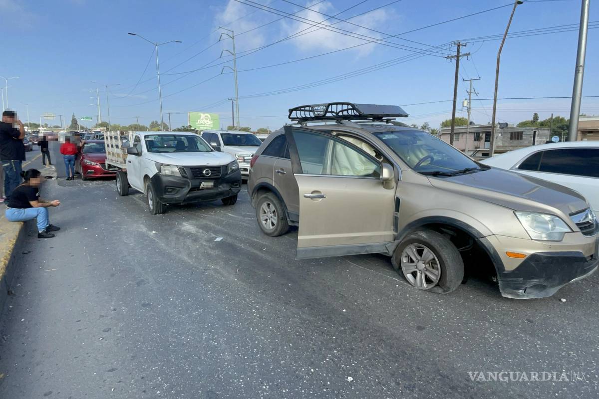 Cambia de carril repentinamente y es impactada sobre el periférico LEA en Saltillo