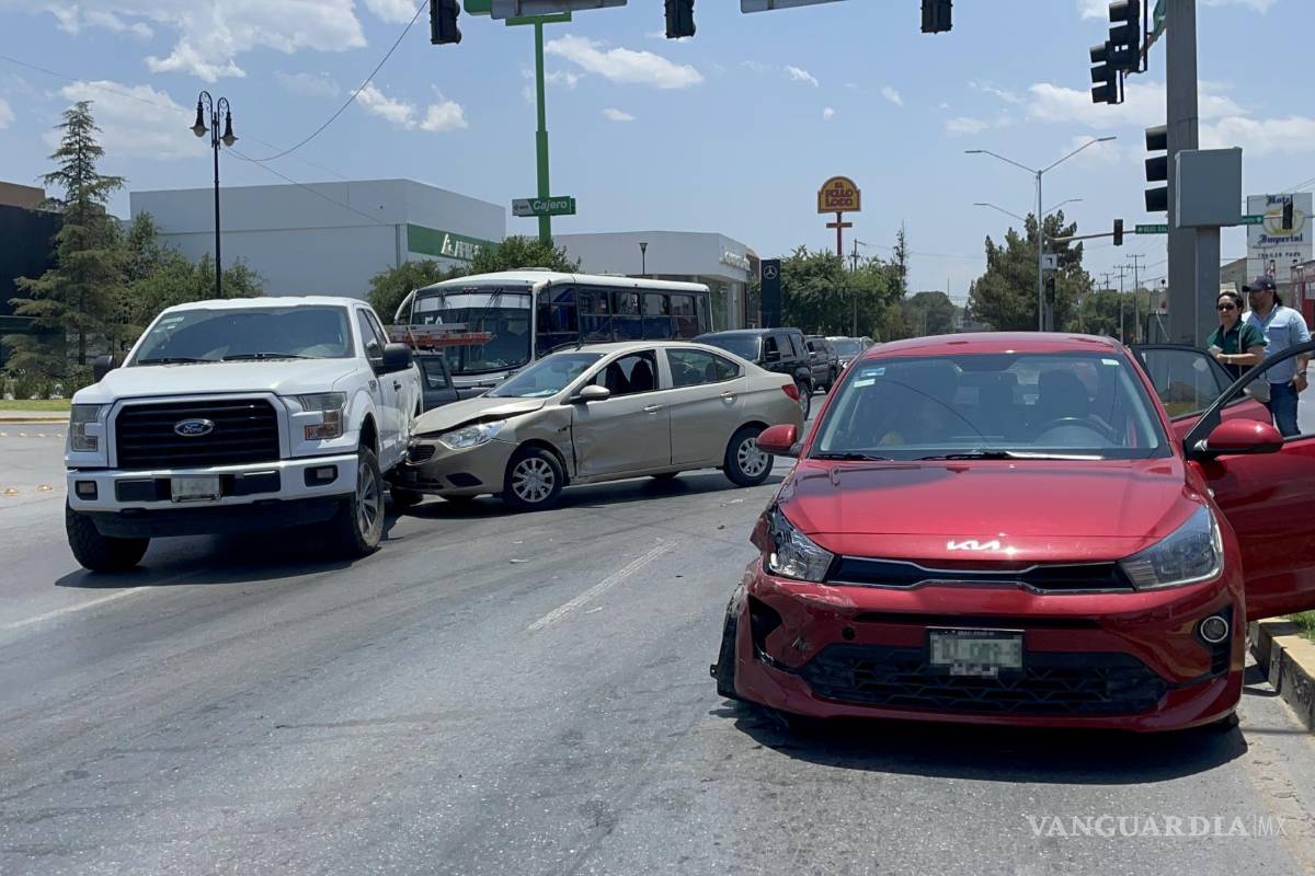 Se incorpora sin precaución y colisiona en V. Carranza; accidente origina caos vial
